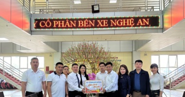 Đảng ủy khối Doanh nghiệp thăm, tặng quà Bến xe Phía Bắc TP Vinh nhân dịp Tết Nguyên đán Giáp Thìn 2024