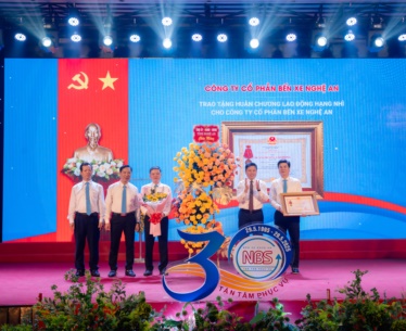 Công ty Cổ phần Bến xe Nghệ An – 30 năm phát triển bền vững, đổi mới hiện đại, vinh dự đón nhận Huân chương Lao động hạng Nhì.